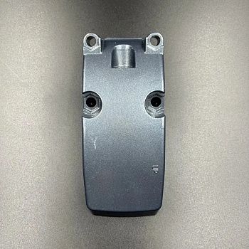 Крышка боковой нижней подушки Yamaha 25-30 (левая) 689-44551-01-4D