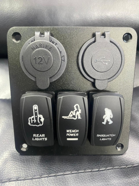 Панель бортового питания 3 переключателя, USB зарядка , прикуриватель AQUA91359